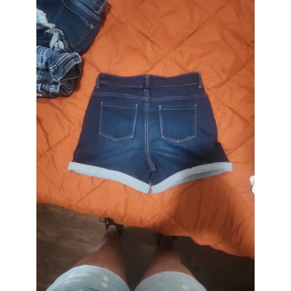Shorts - Picture 2 of 3